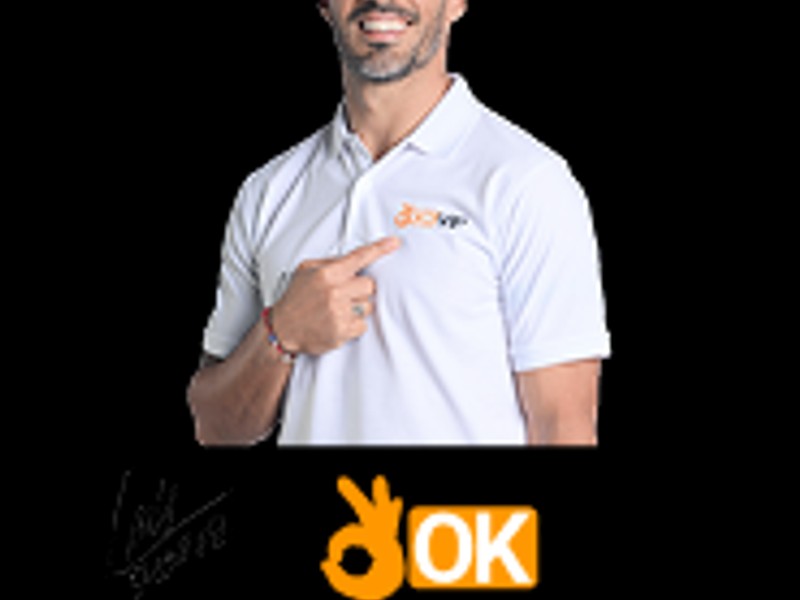 Người chơi ăn mừng chiến thắng với 68win app, tay cầm điện thoại hiển thị giao diện game bài, màu sắc xanh đậm và vàng rực rỡ.