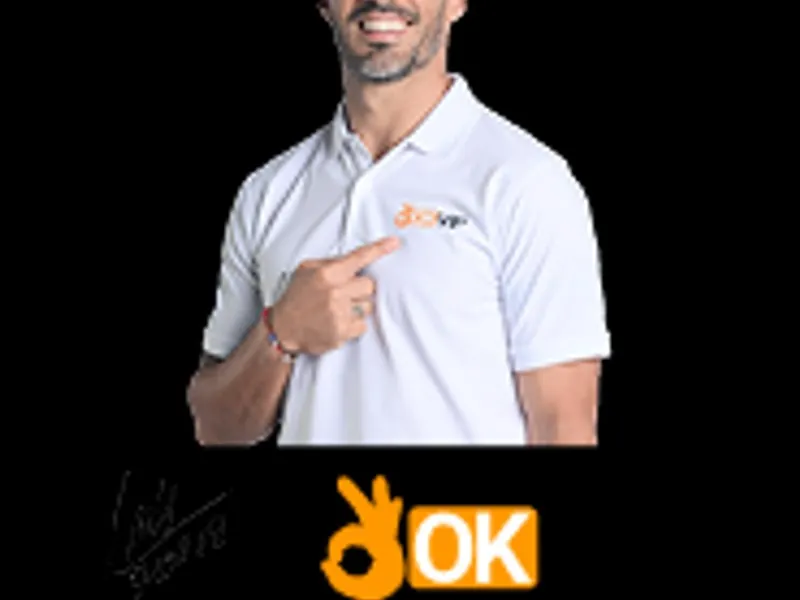 Người chơi ăn mừng chiến thắng với 68win app, tay cầm điện thoại hiển thị giao diện game bài, màu sắc xanh đậm và vàng rực rỡ.